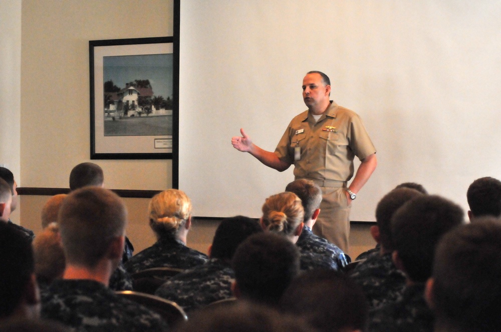 SPAWAR commander speaks to midshipmen during PROTRAMID summer training