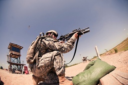 Aviation soldiers face heat, qualify on M16 range
