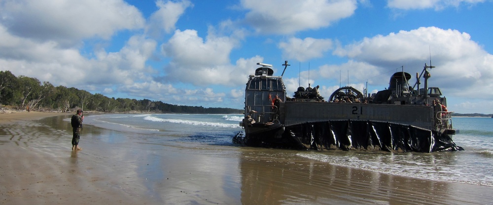 US Navy LCAC conducts Amphib Training in Australia