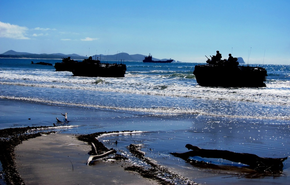 US Marines conduct amphibious landing training during Talisman Sabre 2011