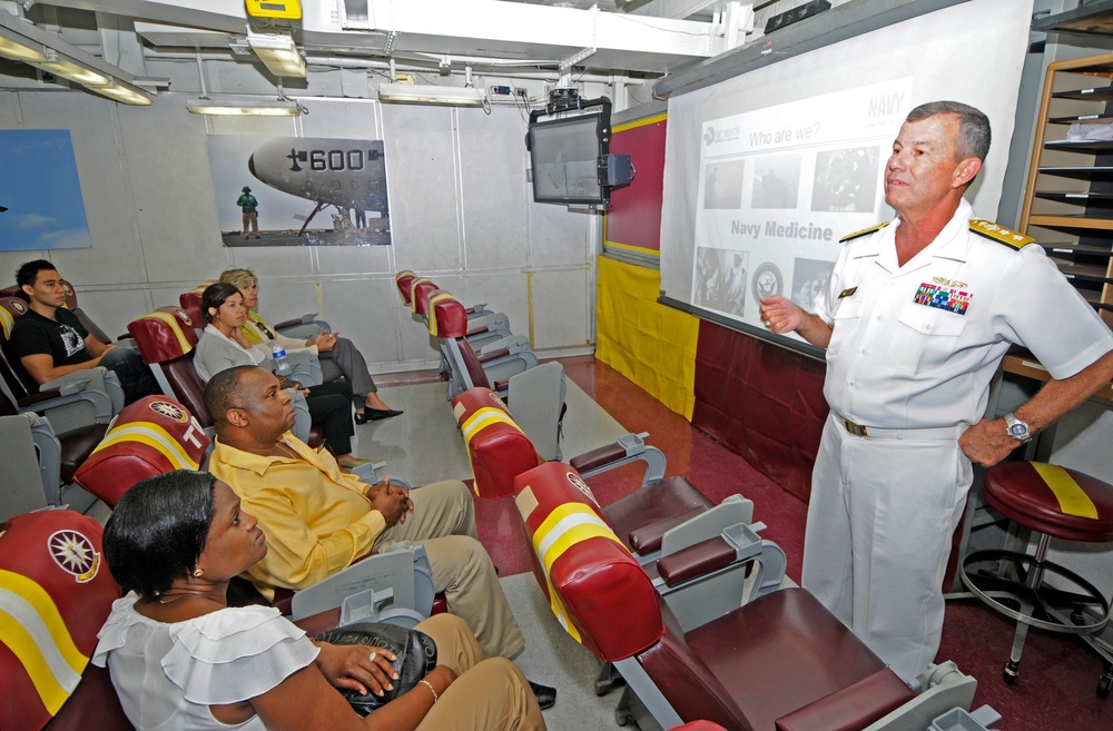 USC med students learn about naval medicine