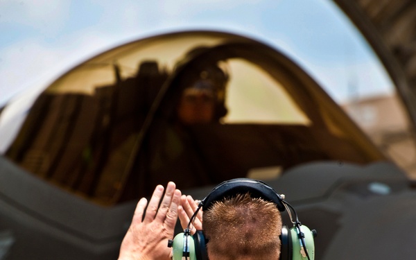 Marine pilot brings second JSF to Eglin