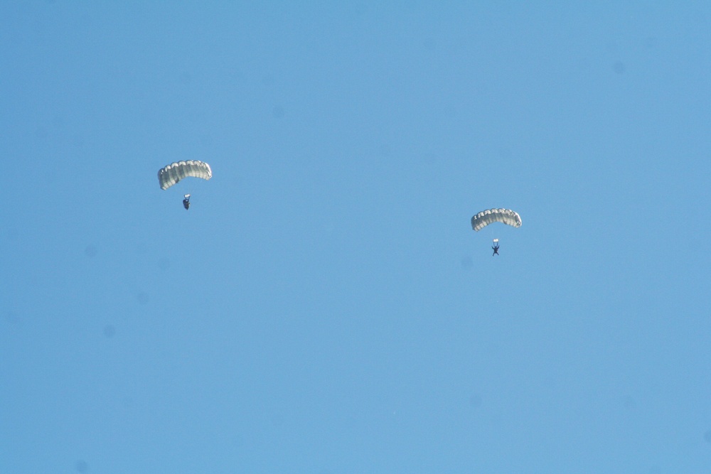 Parachutists deliver American flag for Rodeo opening ceremony