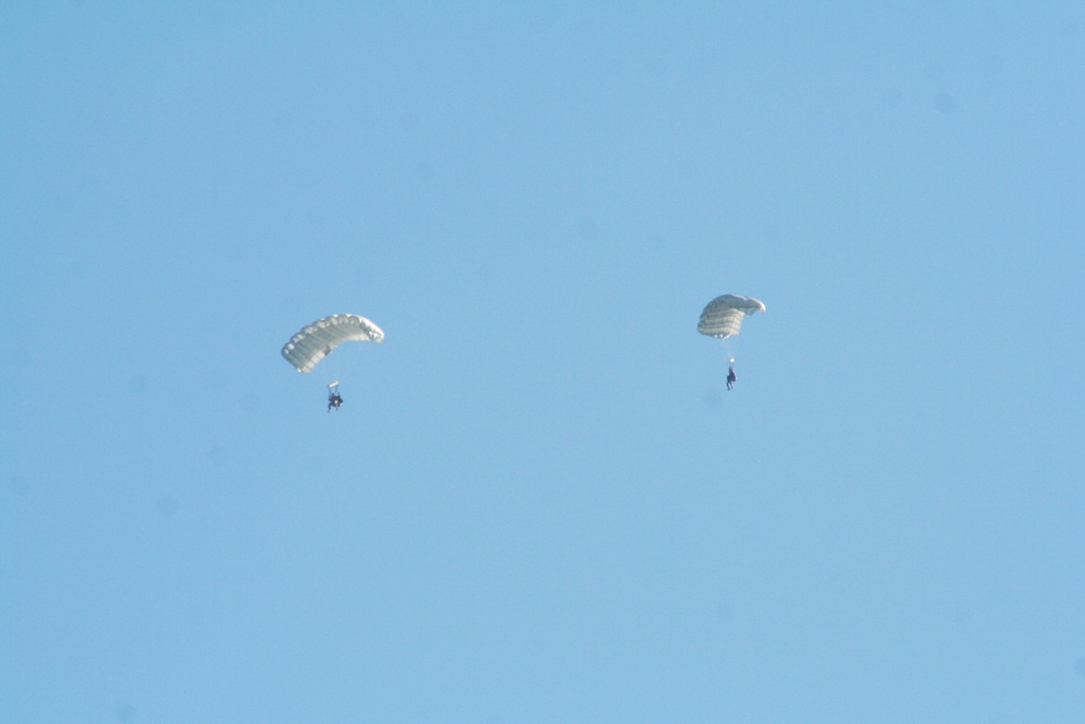 Parachutists deliver American flag for Rodeo opening ceremony