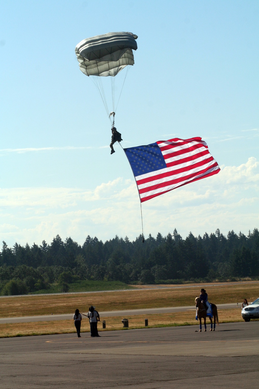 Parachutists deliver American flag for Rodeo opening ceremony