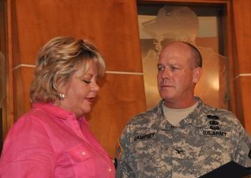 City council member recognizes retiring Guard officer