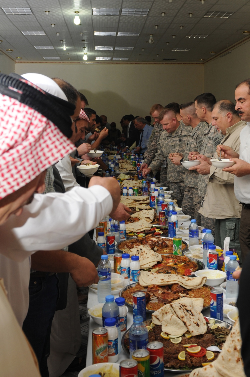 Anbar, US military and State Department leaders break Ramadan fast together