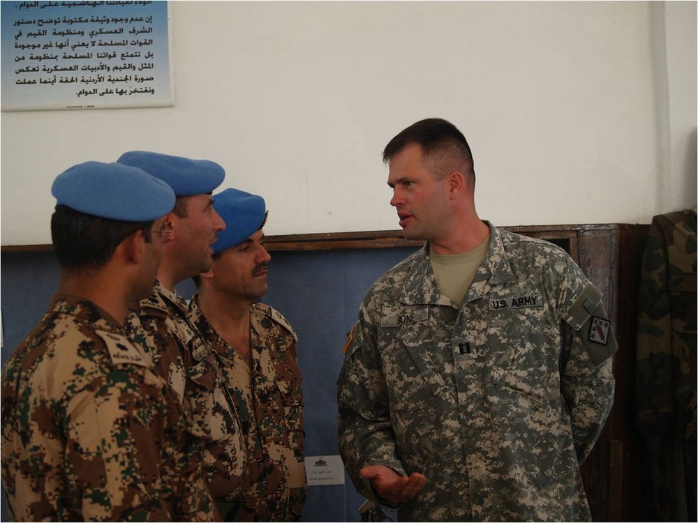 US and Jordanian troops interact