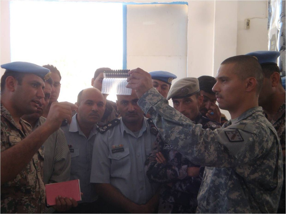Chemical soldiers share information with Jordanian soldiers during Eager Lion 2011