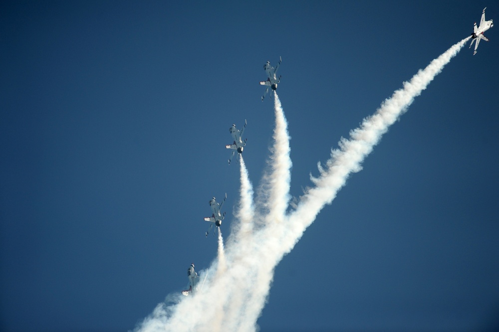 DVIDS Images Milwaukee Air and Water Show [Image 2 of 10]