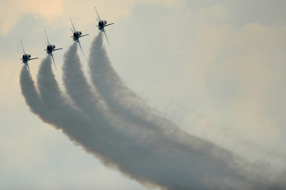 DVIDS Images Milwaukee Air and Water Show [Image 3 of 10]