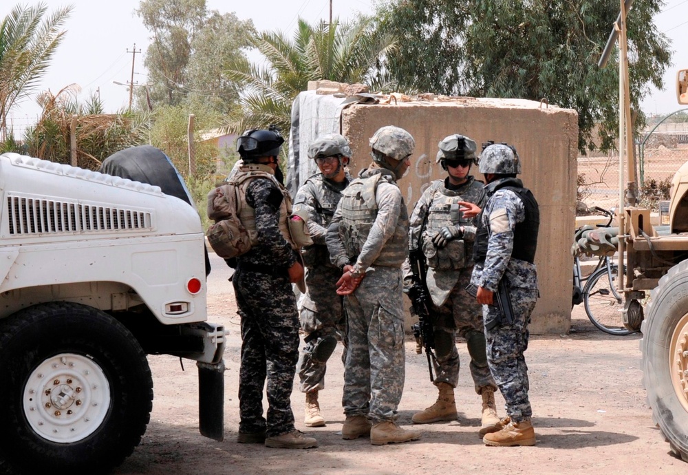 ‘First Lightning’ Battalion soldiers conduct joint combat patrol with 1st Iraqi Federal Police Division