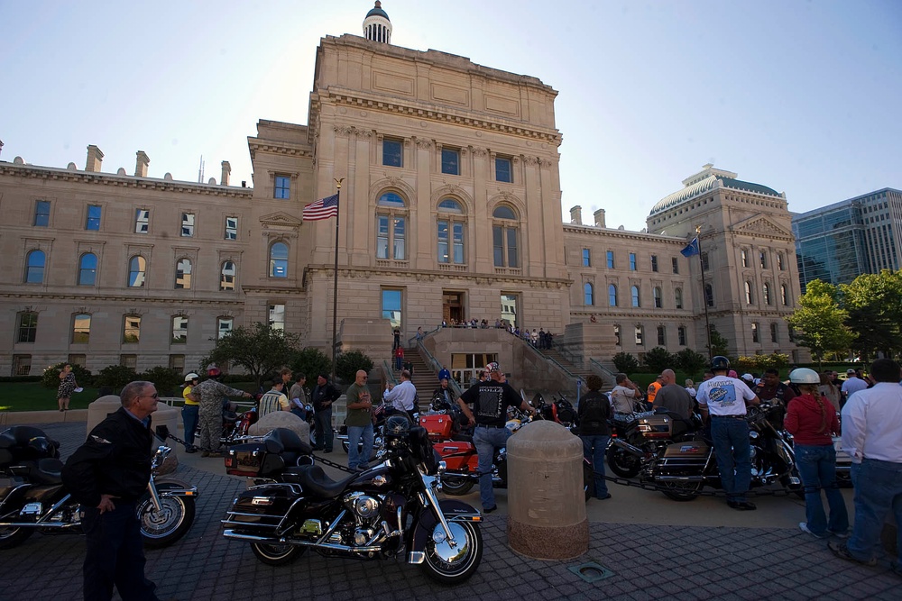 Gov. Daniels, Indy Guard commander greet motorcycle riders at Capitol