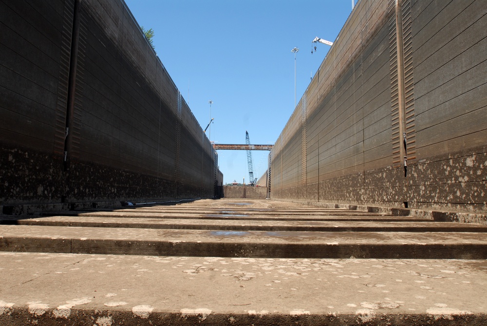 Barkley Lock goes dry for scheduled inspection, major maintenance
