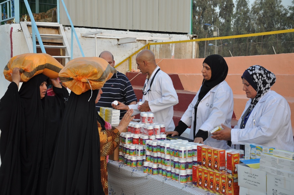 ‘Dragon’ Battalion outreach operation with 17th Iraqi Army Division provides humanitarian aid to more than 500 people in need