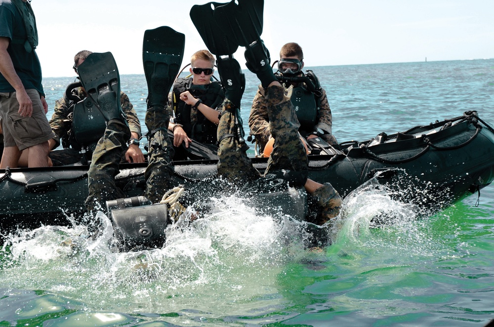 Recon Marines hit beach undetected