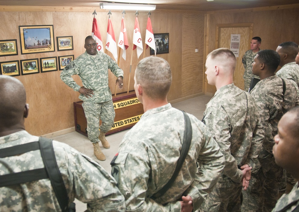 USF-I commander talks to 6-9 Cavalry troops