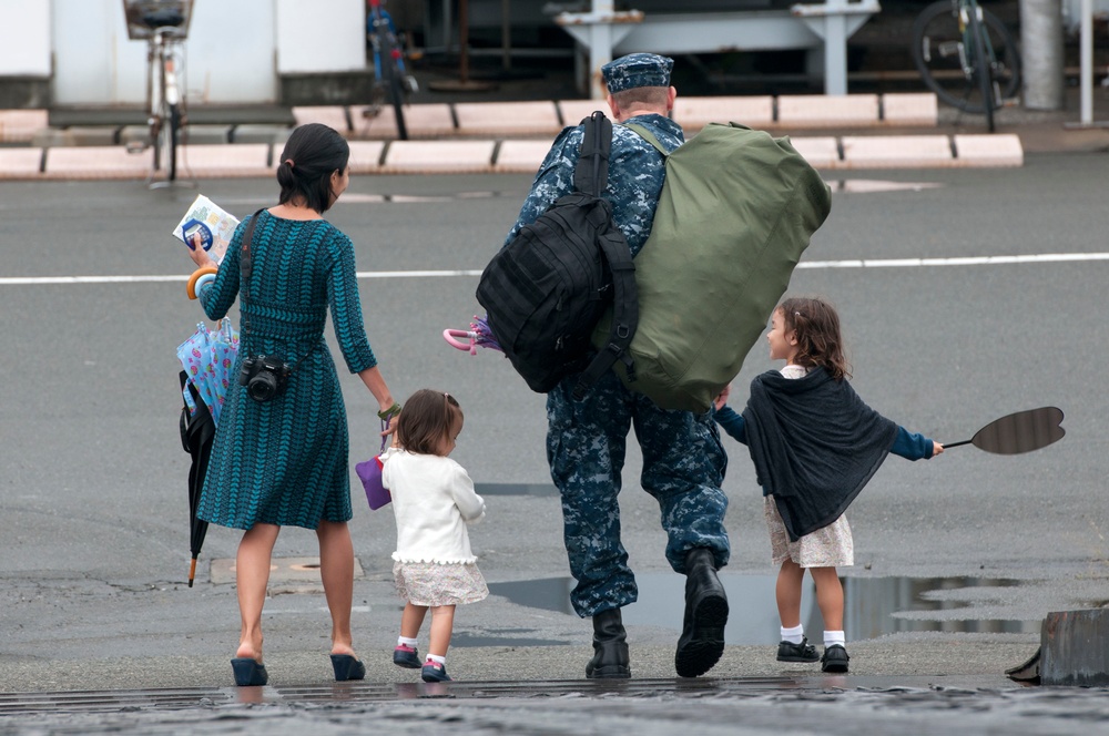 USS Cowpens returns to Commander, Fleet Activities Yokosuka