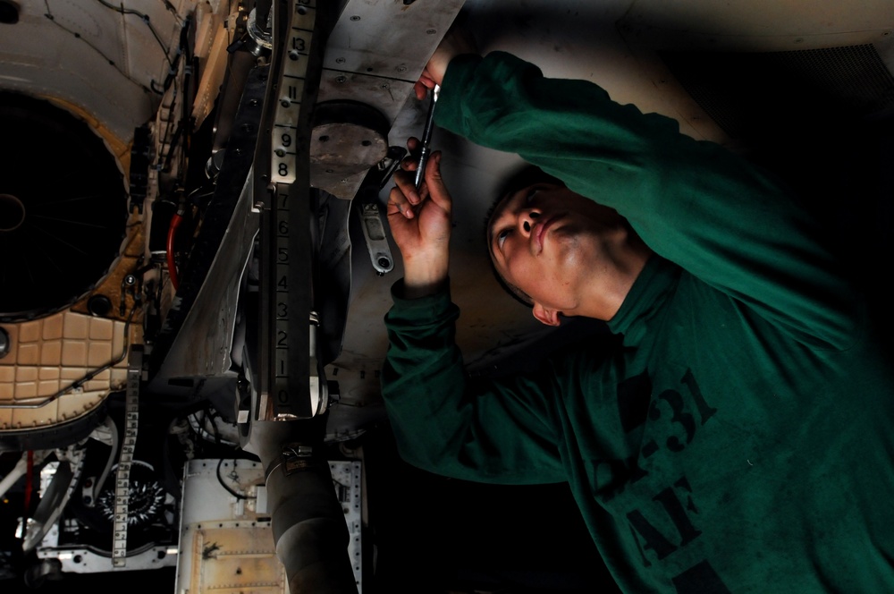 USS George H.W. Bush sailor does maintenance