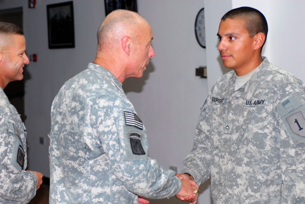 United States Forces–Iraq Deputy Commander recognizes ‘Dagger’ Brigade Soldiers for excellence