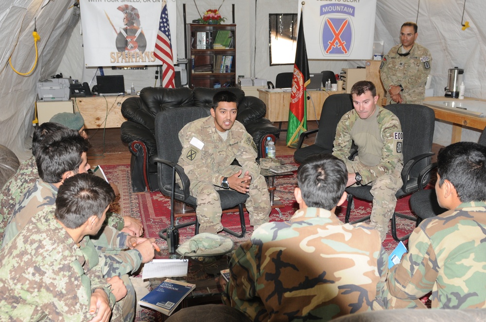 EOD commander meets with Afghan EOD candidates