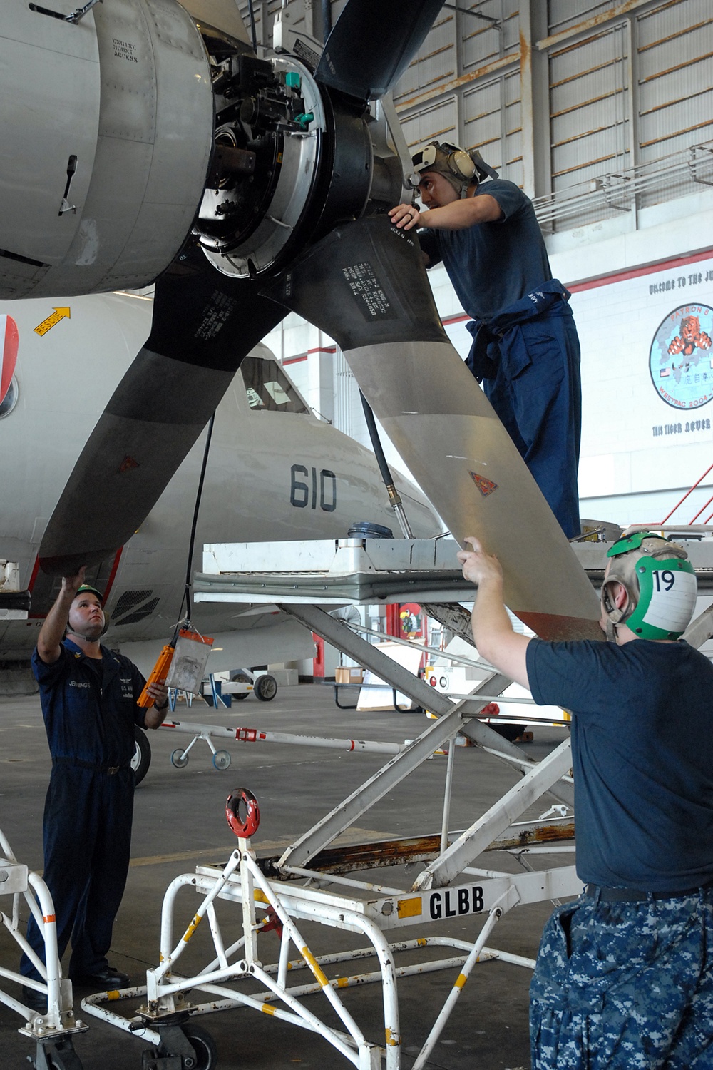 Sailors maintain aircraft