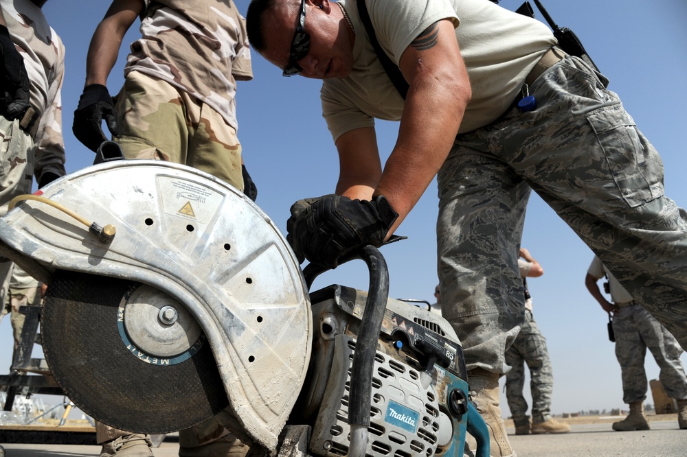 Iraqis learn runway repair
