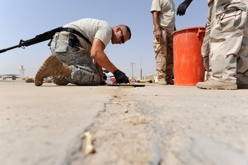 Iraqis learn runway repair