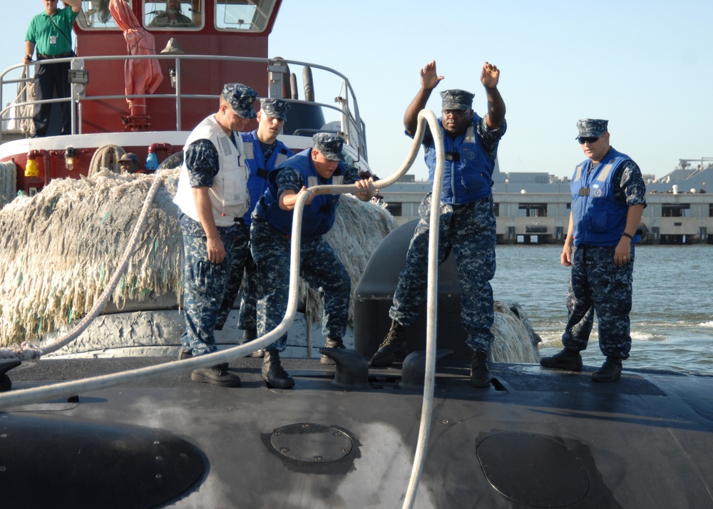 Submarines prepare for Hurricane Irene