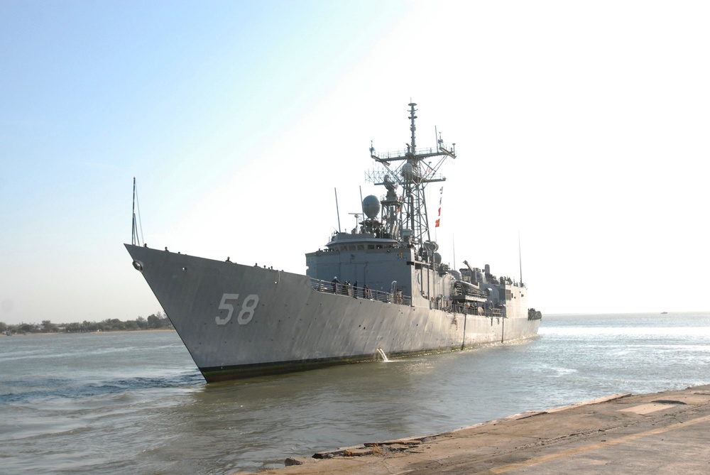 USS Samuel B. Roberts in Maputo