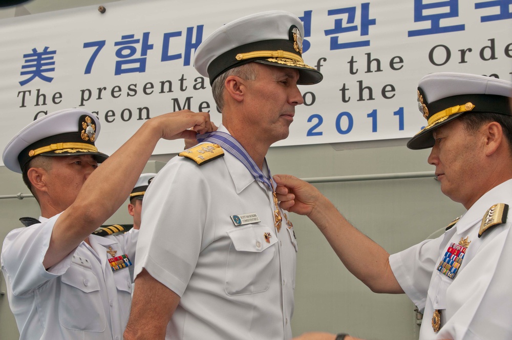 7th Fleet commander receives medal aboard Korean ship