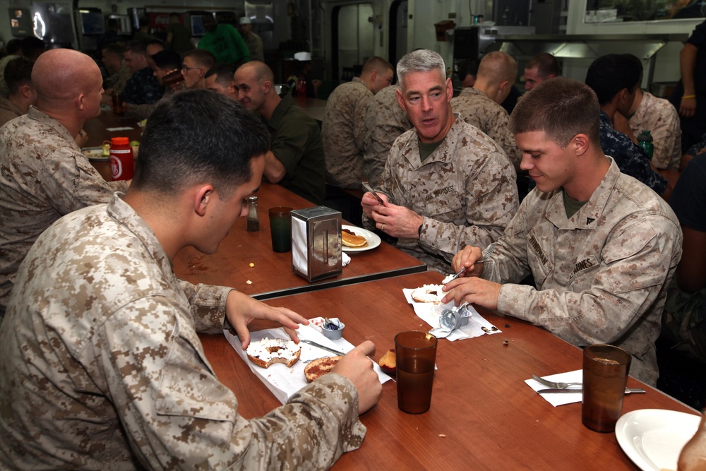 MARCENT deputy commanding general visits 22nd MEU