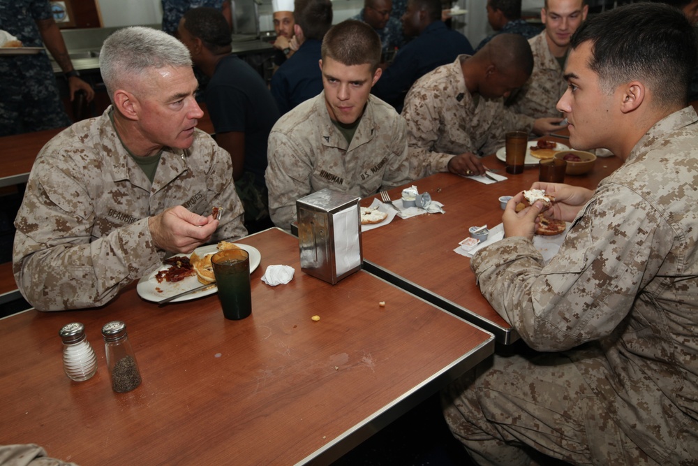 MARCENT deputy commanding general visits 22nd MEU