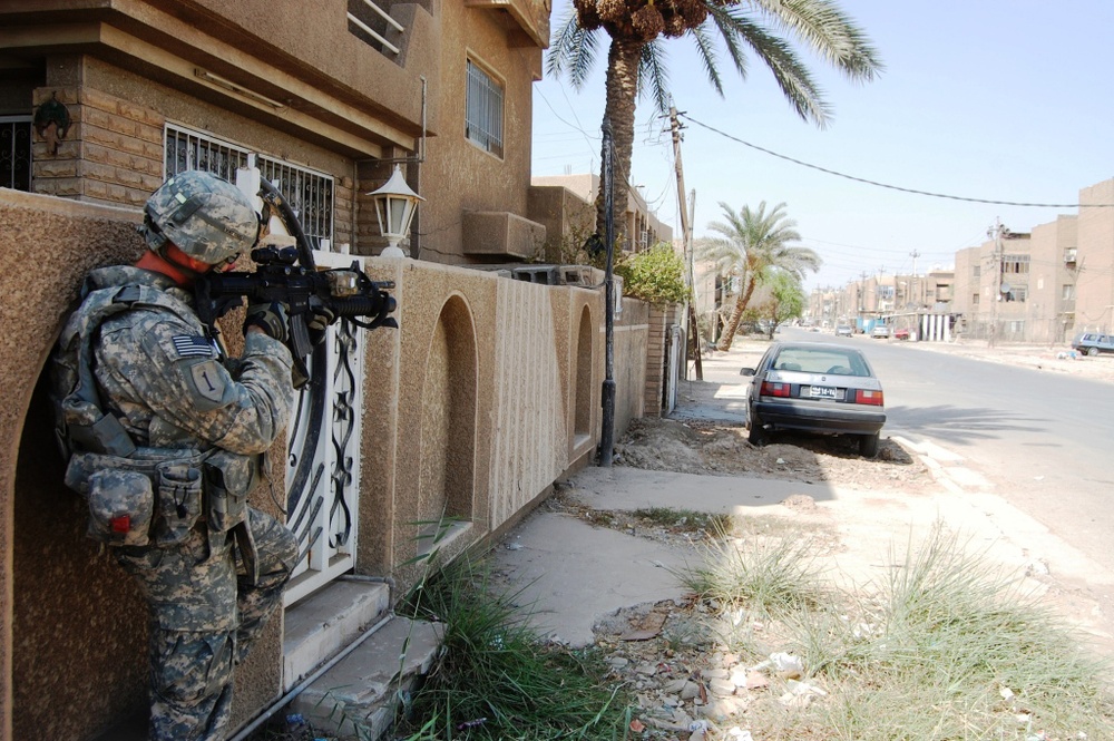 ‘Vanguard’ Battalion infantrymen provide security during Iraq base closure