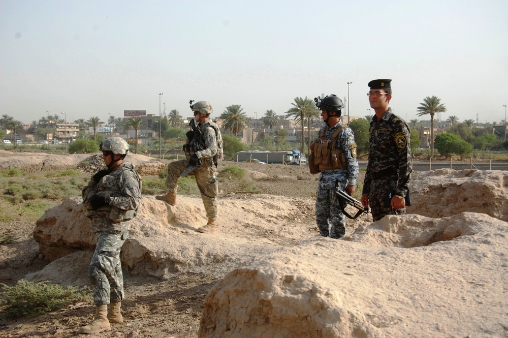 ‘Vanguard’ Battalion infantrymen provide security during Iraq base closure