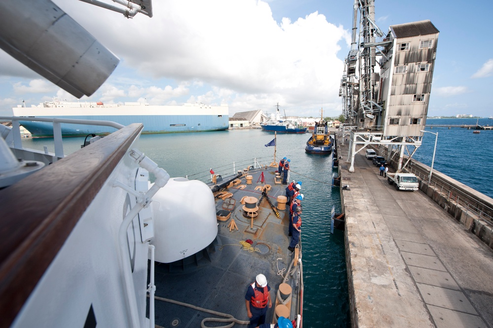 USCGC Forward crew moors in Barbados