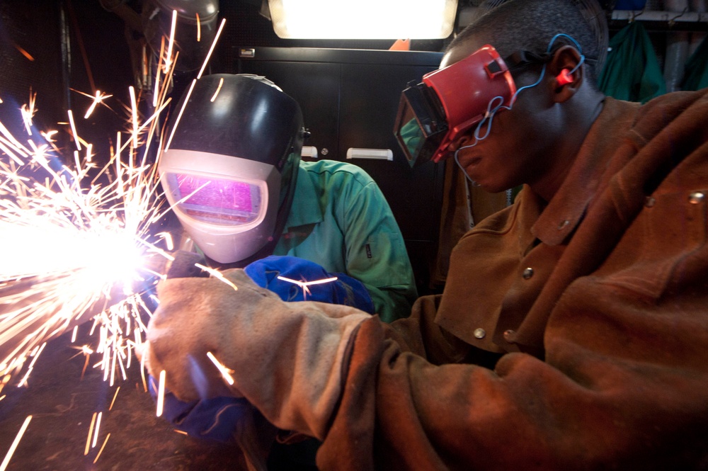 USCGC Forward crew trains with Guinean navy