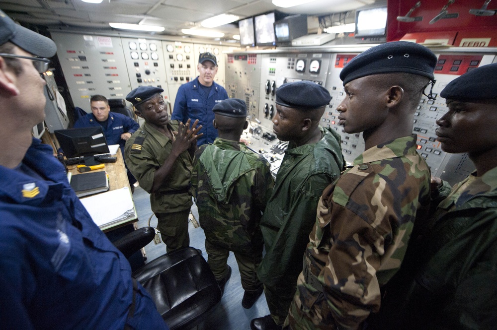 USCGC Forward crew trains with Guinean navy