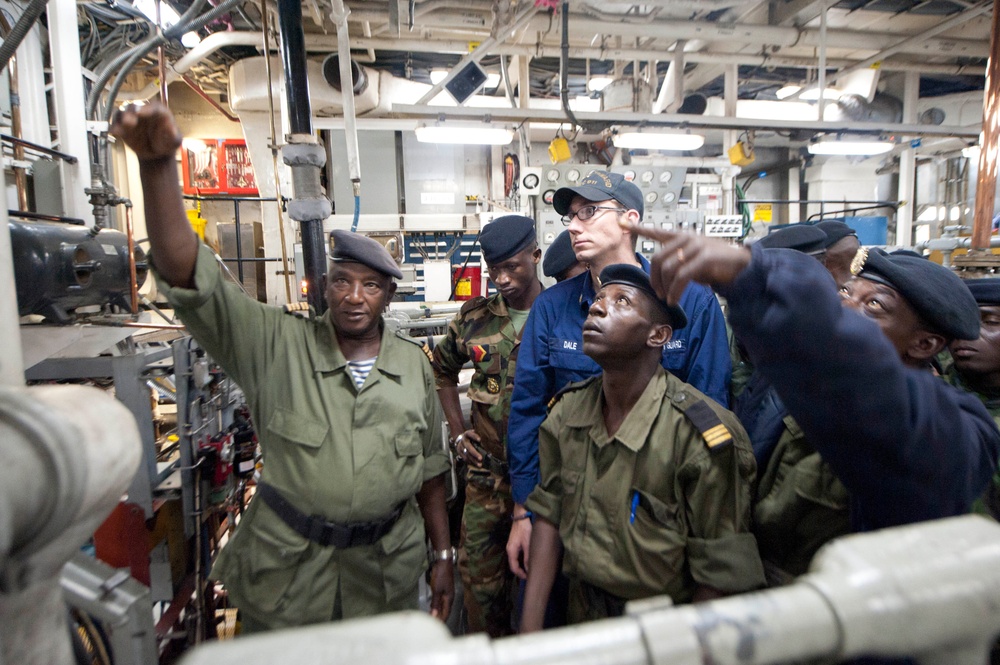 USCGC Forward crew trains with Guinean navy