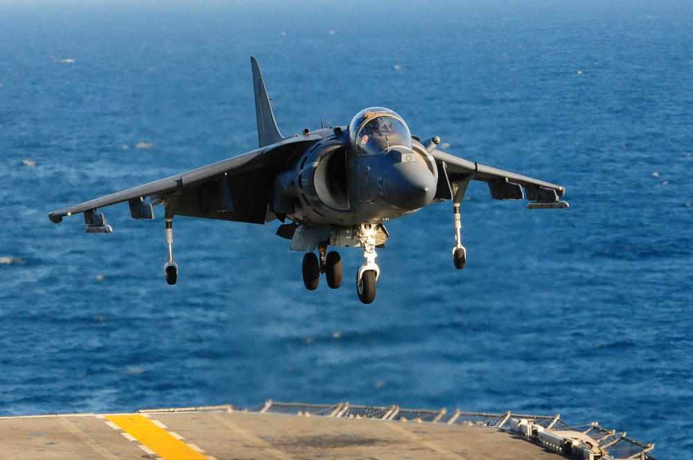 AV-8B Harrier lands aboard USS Makin