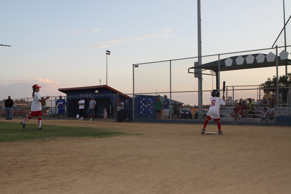 Three-pitch softball teaches young players teamwork