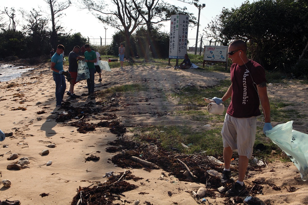 Marines, sailors volunteer, clean up Uruma City beach