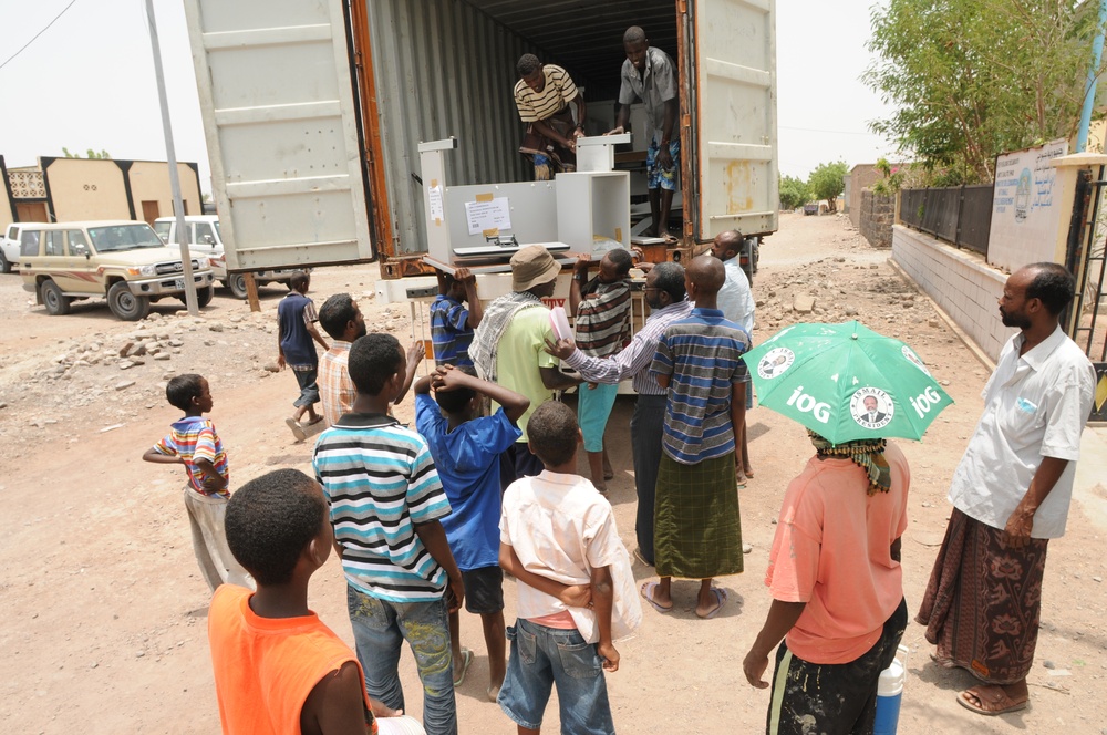 Students in southern Djibouti receive school furniture