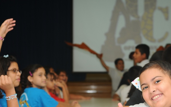 Guard soldiers teach Harlingen school children about dangers of drug use.