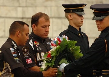 Schumacher, Newman lay wreath at Arlington