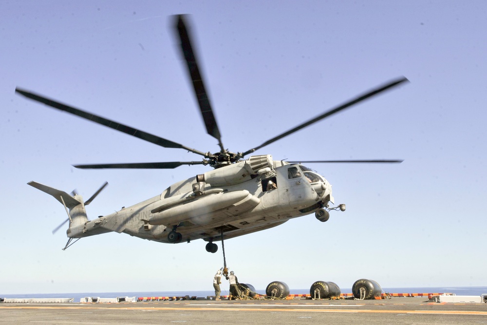 Helicopters lift fuel bladders off USS Makin Island