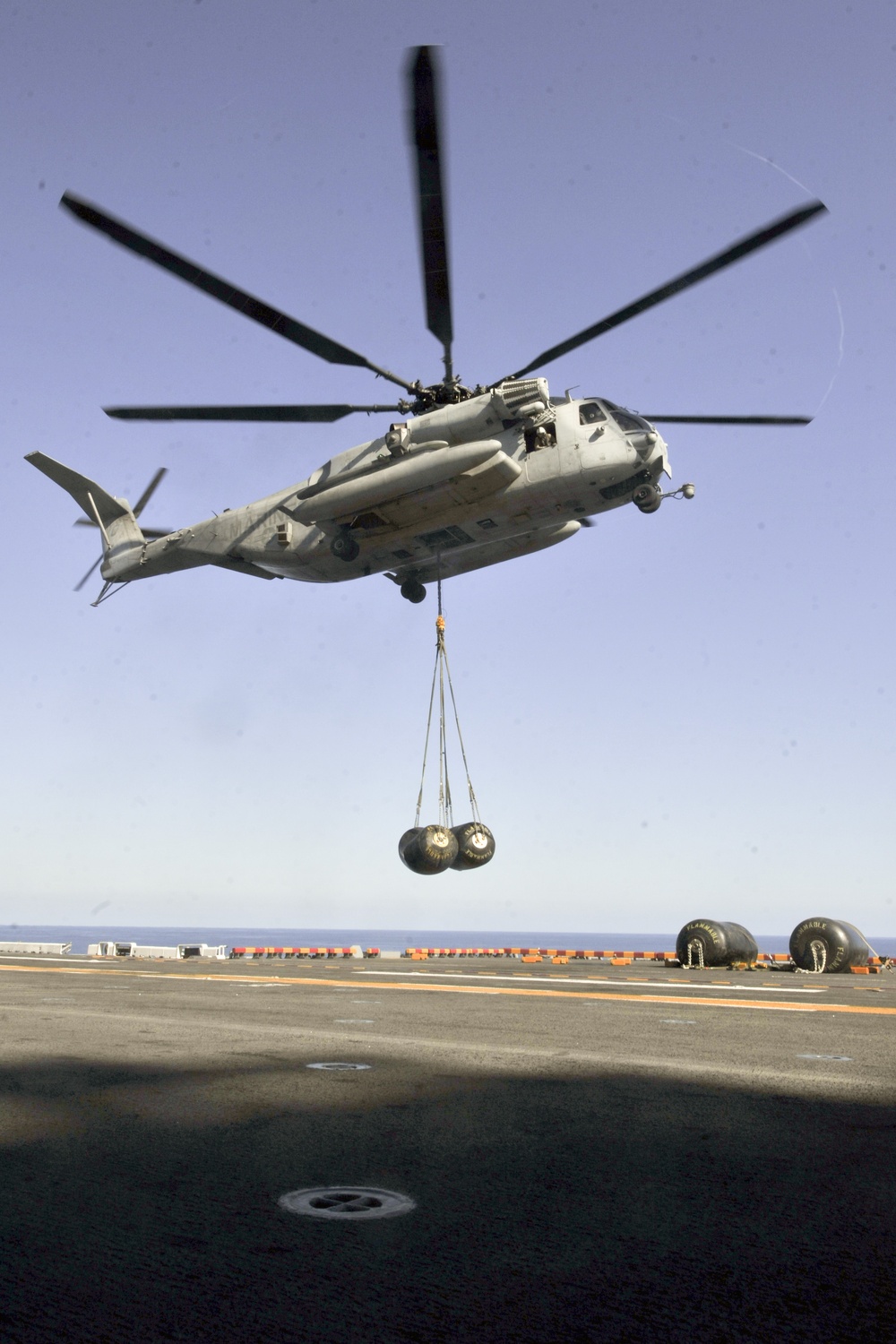 Helicopters lift fuel bladders off USS Makin Island