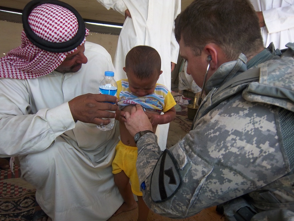 ‘Steel Dragon’ medic provides aid to Iraqi boy