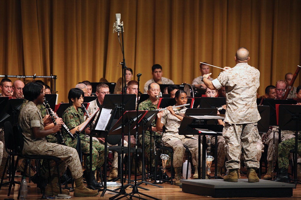 III MEF, JGSDF bands communicate, prepare through music