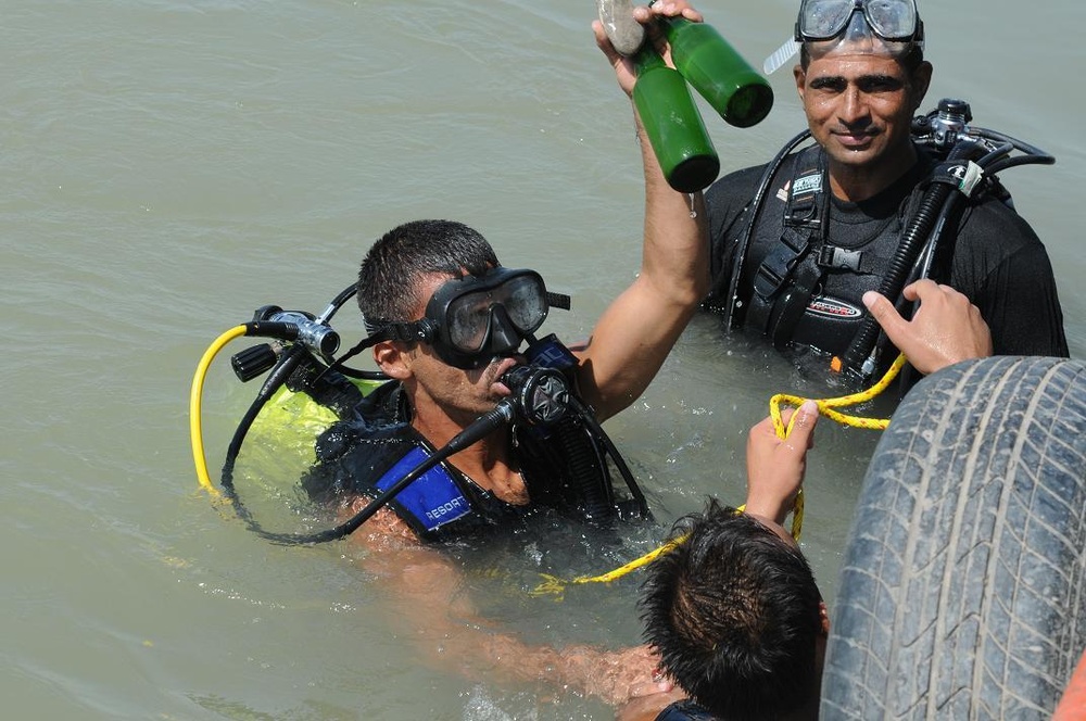 Iraqi river police dive in